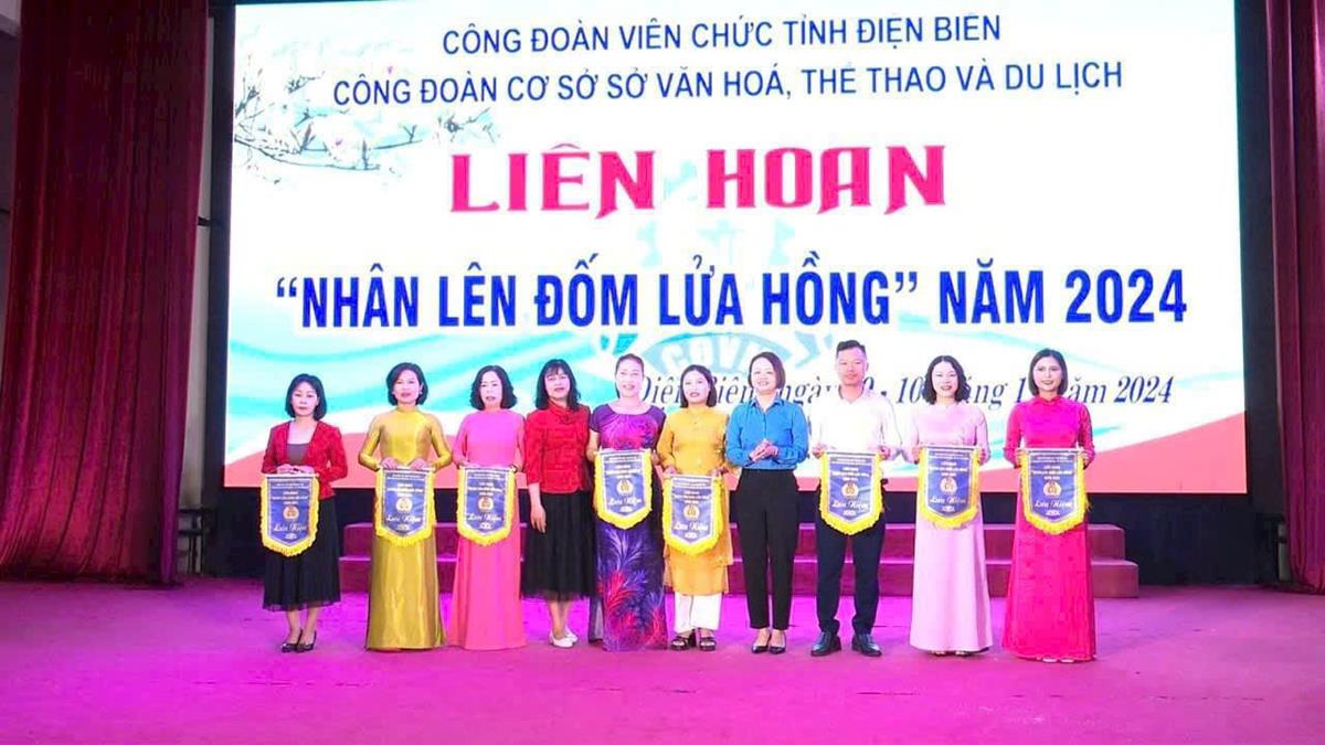 CĐBP BQLDT lên nhận cờ lưu niệm từ BTC